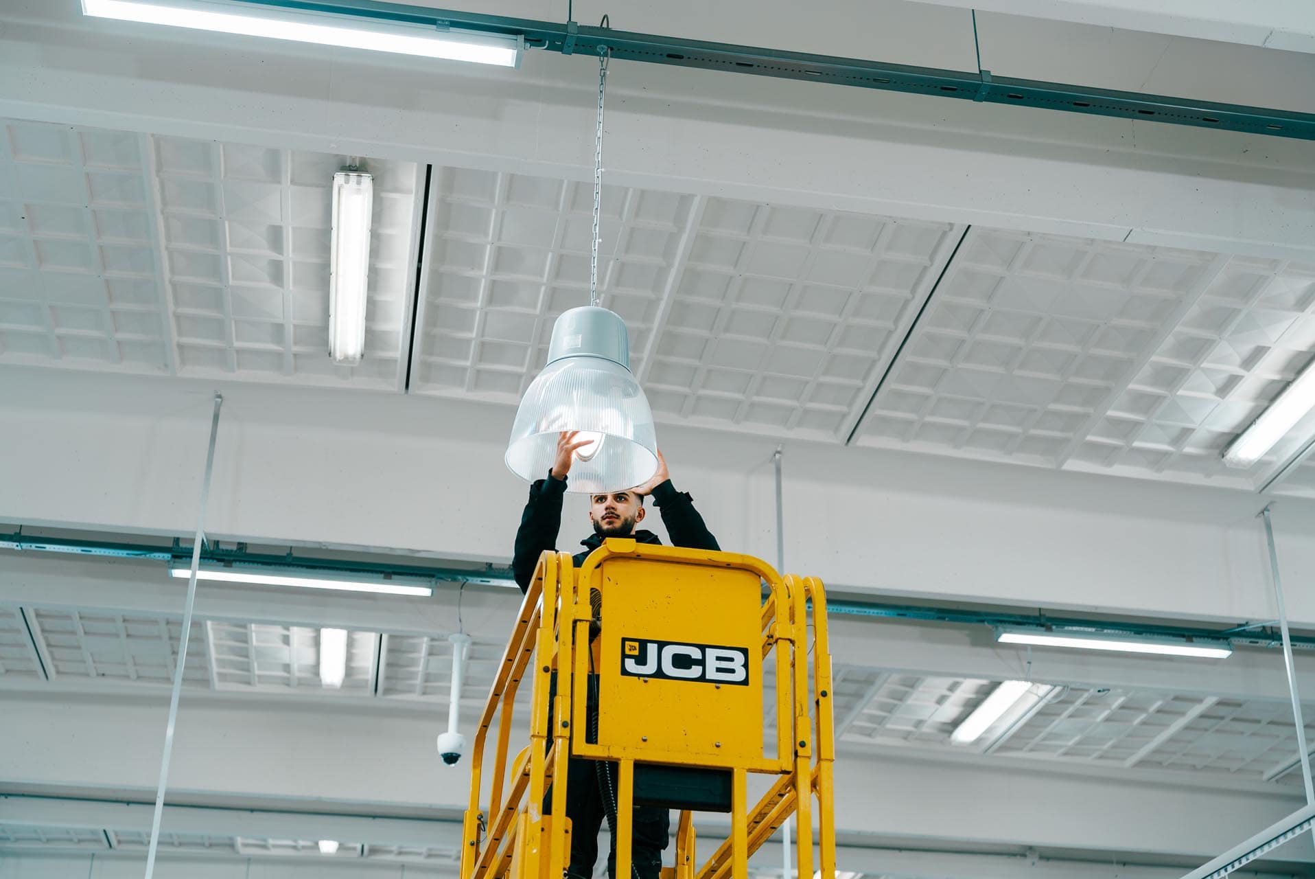 Elektriker arbejder ved loft