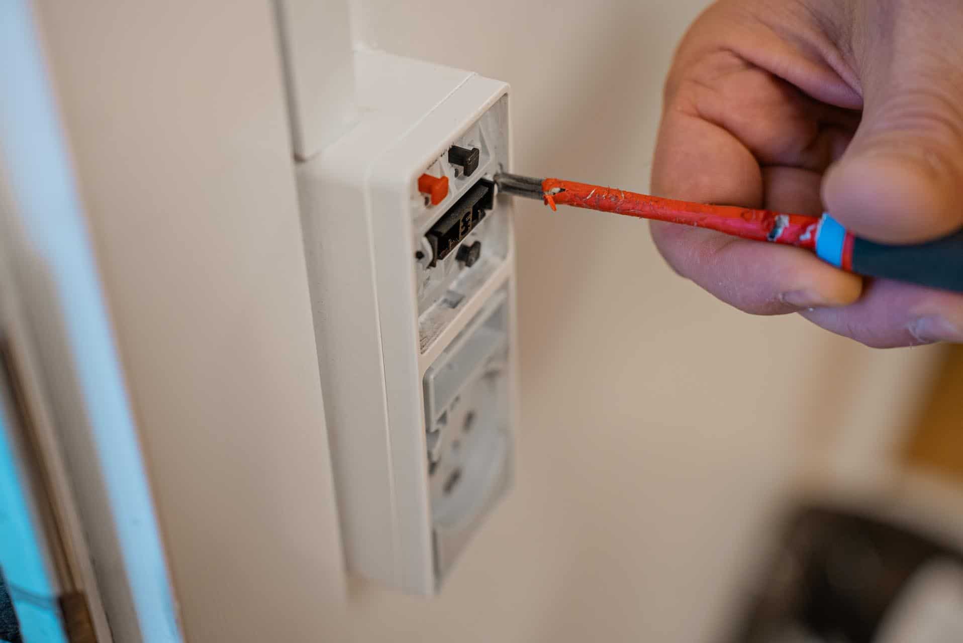 Elektriker arbejder på afbryder