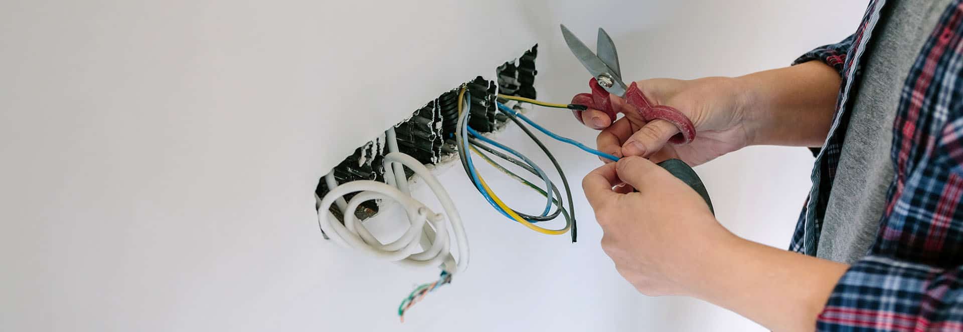 Elektriker arbejder med ledninger