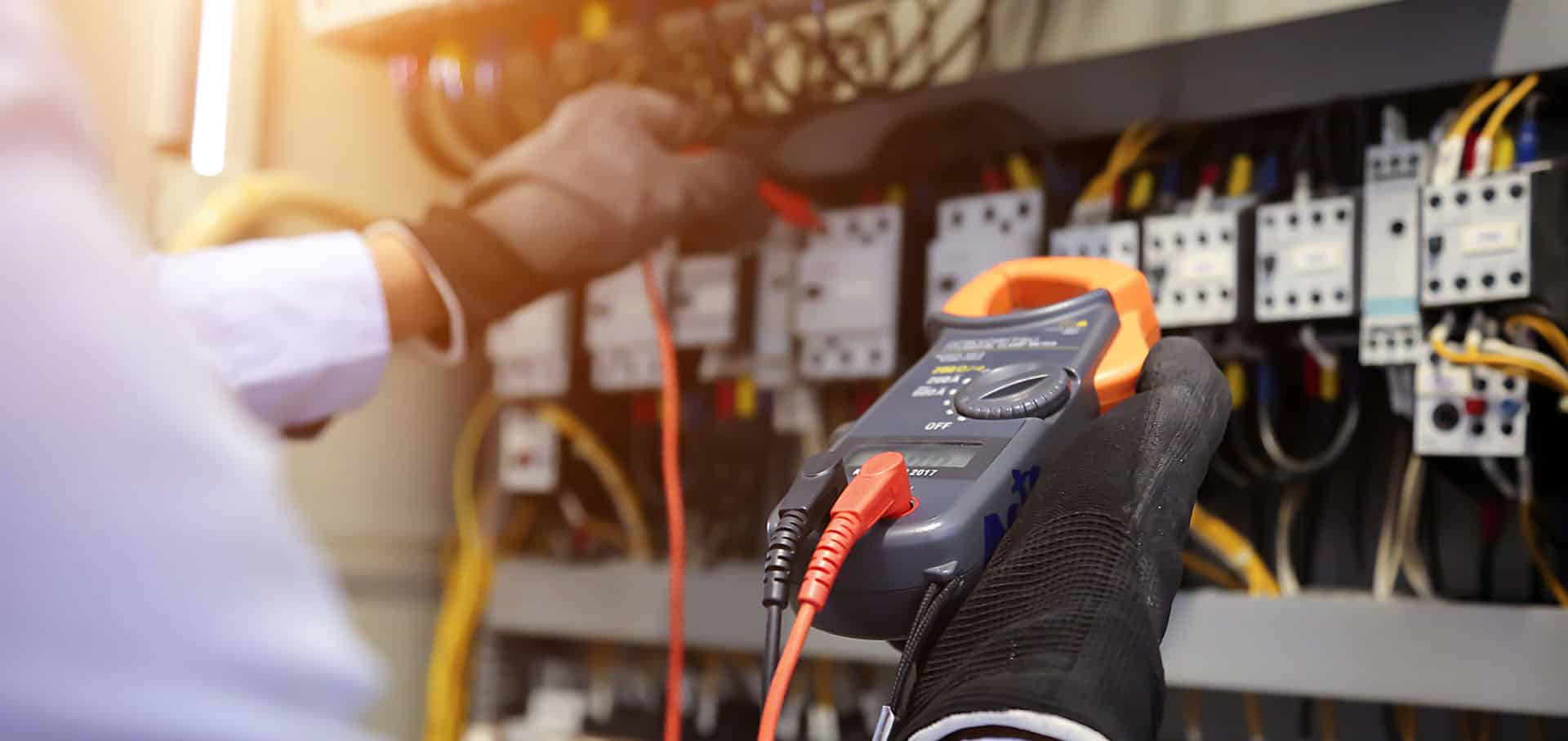 Elektriker arbejder i eltavle